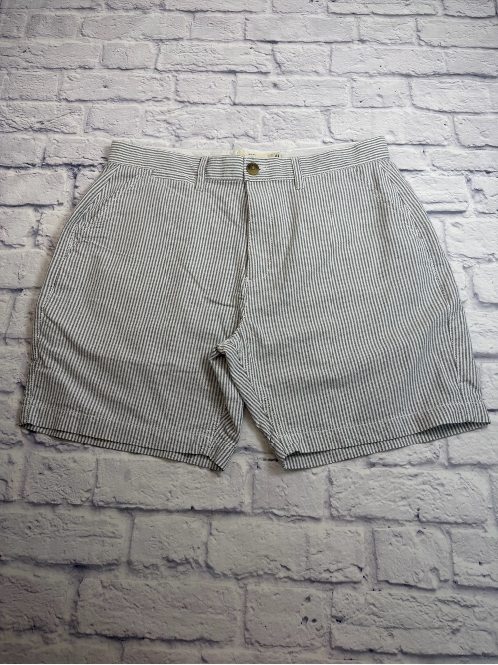Weatherproof Men's White & Navy Pinstripe Flat Front Shorts. Size 34.